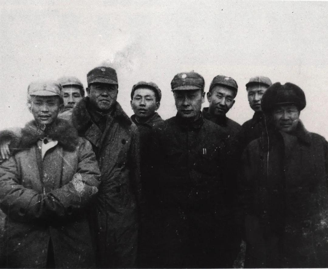 1945年10月津浦路戰(zhàn)役的指揮者們。前排左起:舒同、黎玉、陳毅、張?jiān)埔?jpg